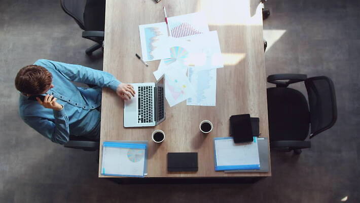 백인 직업 남자 커피 인터넷 회사 비즈니스 CEO 사업가 성공 모바일 직장 말하기 대화 협상 한명 사람 30대 스마트폰 사무실 업무 작업 비즈니스맨 자신감 작업실 정상 디자이너 보고서 경영 서류판 패기 힙스터 4K MOV 해외동영상 클립영상 서양인 1 패션 감정 음료 컨셉 모션 장년 핸드폰 스마트기기 사무용품 직장인 동영상 파일형식