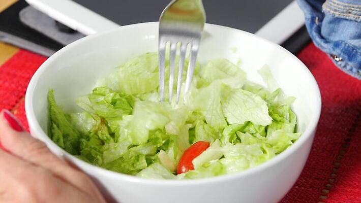 라이프스타일 웰빙 음식 포크 잎 다이어트 토마토 채소 실내 건강 관리 사람없음 초록색 식사 샐러드 신선 사발 아침식사 혼합 몸무게 상추 먹기 유기농 날것 칼로리 내추럴 점심식사 바이오 채식주의자 맛있는 4K MP4 해외동영상 클립영상 식물 식기 컬러 모션 내부 생활 사기그릇 채식 동영상 파일형식