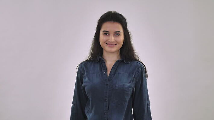 백인 여자 얼굴 포즈 백그라운드 청소년 갈색머리 실내 한명 20대 성인 30대 뷰티 귀걸이 찡그림 당기기 혀 즐거움 만들기 보여주기 바보 순간 밀레니얼 4K MOV 해외동영상 클립영상 서양인 1 헤어스타일 감정 장신구 모션 표정 사람 청년 내부 신체부위 장년 경제 입 동영상 파일형식