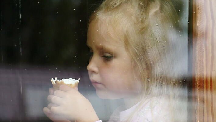 1 손 응시 감정 실루엣 얼굴 어린이 생각 창문 아이스크림 주택 한명 사람 앉기 옆모습 10대 추위 슬픔 흰색 달콤 비밀 잼 문제 심각 옛날 우울감 우울증 혼자 4K MOV 해외동영상 클립영상 시선 뷰포인트 컬러 컨셉 모션 청소년 디저트 촬영기법 건물 신체부위 소스_음식 맛 질병 동영상 파일형식