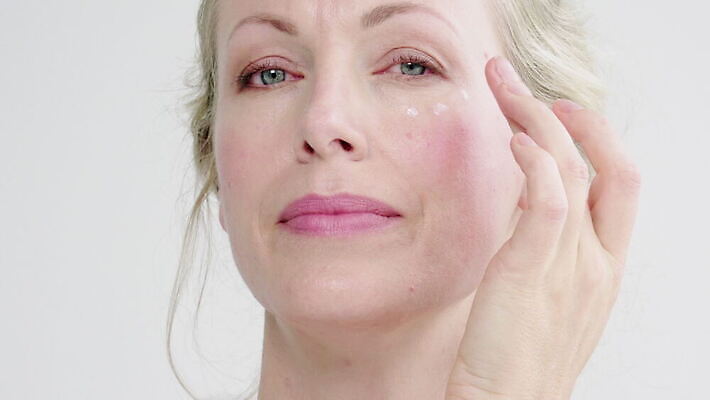 백인 라이프스타일 웰빙 응시 여자 중년 실내 한명 금발 스페인 피부 미녀 신청 남유럽 4K MOV 해외동영상 클립영상 서양인 1 헤어스타일 시선 유럽 사람 성인 내부 생활 신체부위 미인 동영상 파일형식