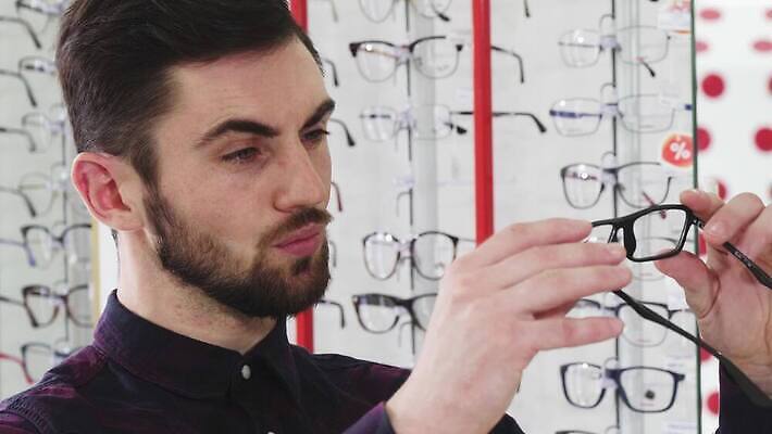 안경 얼굴 비즈니스 수염 프레임 건강 한명 사람 쇼핑 유행 판매 세일 상점 선택 구매 수집 고객 시력 노력 소매 돌봄 신발장 스타일 검안사 4K MOV 해외동영상 클립영상 직업 1 잡화 컨셉 모션 신체부위 동영상 파일형식 안경사