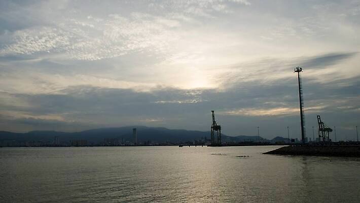 구름 전통 디자인 외관 아시아 종교 문화 바다 여행 백그라운드 건축양식 자연 하늘 풍경 사람없음 건물 물 파란색 반사 일출 일몰 도시 황금 이슬람교 모스크 신성 포트 말레이시아 랜드마크 4K 타임랩스 페낭 MP4 해외동영상 클립영상 자연요소 건축물 건축 나라 컬러 촬영기법 노을 생태계 동영상 파일형식
