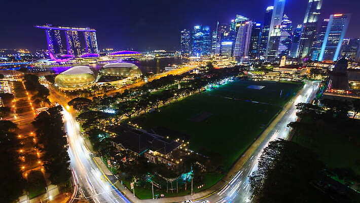 아시아 도로 건축양식 자동차 호텔 풍경 사람없음 건물 빛 도시풍경 고층빌딩 야간 싱가폴 랜드마크 4K 타임랩스 MOV 해외동영상 클립영상 자연요소 건축물 건축 나라 길 육상교통 교통시설 숙소 촬영기법 빌딩 도시 동영상 파일형식