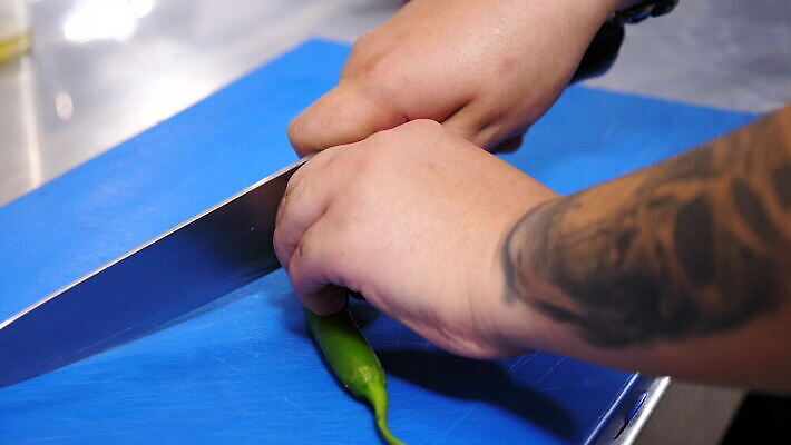 손 음식 컬러 조각 다이어트 토마토 채소 재료 탁자 주택 건강 마늘 요리 초록색 주방 식당 요리사 식사 저녁식사 신선 뜨거움 칼 맛 자르기 큐브 준비 유기농 점심식사 채식주의자 철강 비건 4K MOV 해외동영상 클립영상 직업 웰빙 가구 컨셉 모션 건물 신체부위 상점 채식 동영상 파일형식