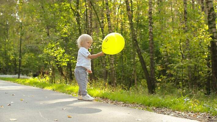 백인 공원 여자 남자 행복 아들 어린이 가족 놀이 엄마 함께함 사람 소년 야외 두명 초록색 여름 금발 걷기 맑음 산책 아기 작음 풍선 걸음마 어머니의날 4K MOV 해외동영상 슬로모션 클립영상 서양인 헤어스타일 계절 공공시설 기념일 감정 컬러 컨셉 관계 모션 날씨 휴식 촬영기법 크기 미국문화 동영상 파일형식