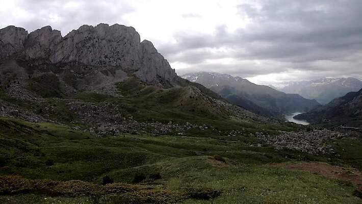 유럽 호수 여행 자연 하늘 휴가 산 사람없음 야외 초록색 물 계곡 봄 하이킹 저수지 스페인 정상 댐 아라곤 내추럴 스페인어 4K MP4 해외동영상 클립영상 자연요소 계절 공공시설 나라 컬러 레저 생태계 동영상 파일형식