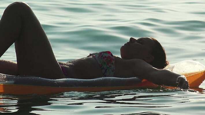 백인 여자 수영복 바다 여행 백그라운드 신체 휴가 휴식 야외 초록색 물 여름 비키니 햇빛 태양 뷰티 섹시 반사 일출 맑음 수영 일몰 꿈 낭만 뜨거움 선탠 매트리스 4K MP4 해외동영상 클립영상 자연요소 서양인 옷 계절 컬러 컨셉 날씨 사람 노을 수상스포츠 동영상 파일형식