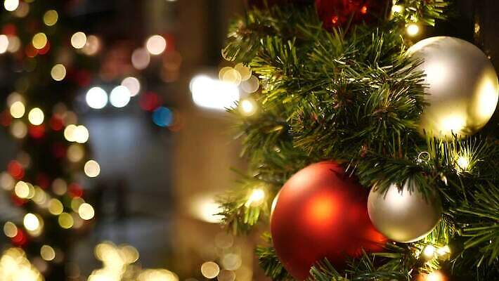 나무 도로 백그라운드 크리스마스 자동차 추상 휴가 전등 거리 요정 사람없음 빨간색 빛 반짝임 축제 화환 어둠 황혼 새벽 나뭇가지 도시 황금 고급 닫기 야간 저녁 소프트포커스 복고 보케 네온 부드러움 해피뉴이어 타운 빛망울 블러 크리스마스이브 카피스페이스 유흥 4K MP4 해외동영상 클립영상 자연요소 식물 기념일 꽃 길 육상교통 컬러 컨셉 무늬 교통시설 모션 조명 촬영기법 일몰 공백 새해인사 감각 동영상 파일형식