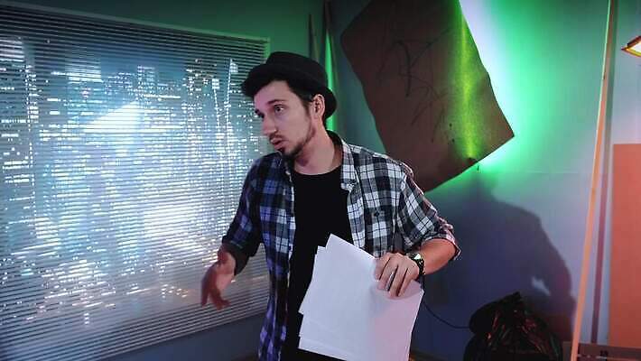 직업 캐릭터 실내 여러명 장식 빛 세트 장비 총 배우 발사 승무원 필름 영화 상업 장면 다인종 동영상 책임자 반사경 운영자 프로듀서 4K MOV 해외동영상 슬로모션 클립영상 무기 다수 문화예술 촬영기법 사람 인종 내부 연예인 파일형식