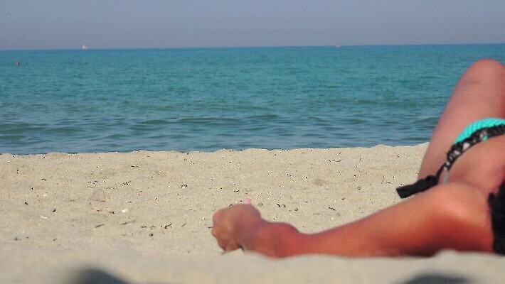 백인 여자 수영복 행복 모래 바다 여행 신체 휴가 휴식 건강 사람 야외 물 여름 파란색 비키니 태양 섹시 유행 여행객 기쁨 선탠 피부관리 하와이 히스패닉 4K MP4 해외동영상 클립영상 자연요소 서양인 옷 계절 감정 컬러 컨셉 뷰티 미국 동영상 파일형식