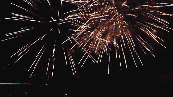 기념일 여행 백그라운드 하늘 불 휴가 불꽃 기념 폭죽 불꽃놀이 이벤트 사람없음 빨간색 물 빛 강 컬러풀 파티 축제 기쁨 축하 도시 야간 저녁 쇼 경례 스카이라인 광 크리스마스이브 4K MOV 해외동영상 클립영상 자연요소 감정 컬러 컨셉 크리스마스 놀이 인사 동영상 파일형식