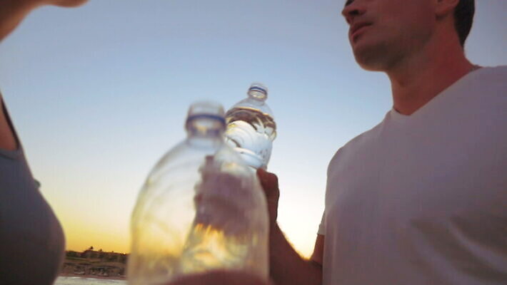 백인 커플 여자 남자 음료 스포츠 바다 2 불꽃 함께함 피곤 사람 성인 야외 물 여름 달리기 조깅 운동 일출 침묵 일몰 흰색 플라스틱 갈증 기아 제비 MOV 해외동영상 슬로모션 클립영상 자연요소 서양인 계절 컬러 컨셉 관계 모션 재질 조류 불 촬영기법 건강 노을 소리 사회이슈 동영상 파일형식