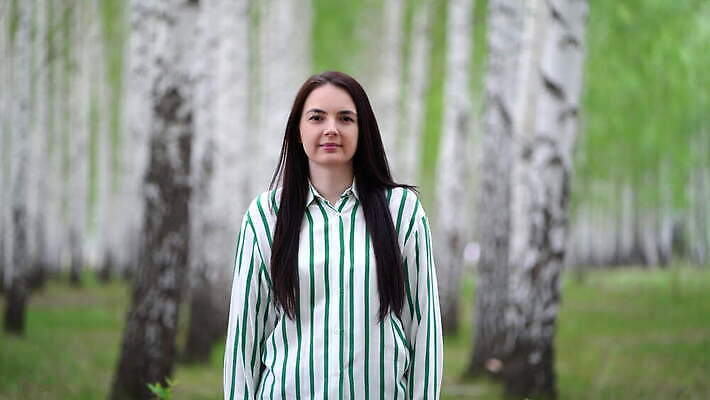 나무 공원 행복 길 여행 백그라운드 휴식 한명 사람 풍경 야외 초록색 여름 걷기 맑음 봄 산책 하이킹 시골 숲 자작나무 삼림지대 4K MOV 해외동영상 클립영상 식물 1 계절 공공시설 감정 컬러 컨셉 모션 레저 날씨 동영상 파일형식