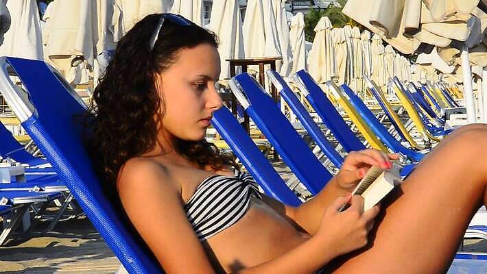 라이프스타일 커플 남자 모래 바다 여행 의자 휴가 휴식 스트레스 건강 책 물 파란색 관광지 눕기 독서 햇빛 태양 기댐 자유 신혼여행 선탠 먹기 쿠바 카리브해 도미니카공화국 열대기후 MOV 해외동영상 클립영상 자연요소 컬러 가구 결혼 컨셉 관계 모션 사람 생활 남아메리카 중앙아메리카 동영상 파일형식