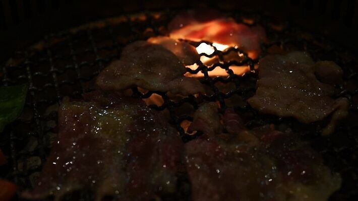 전통 접시 선 음식 조각 백그라운드 재료 한국 육류 돼지고기 요리 동양인 사람없음 파티 주방 일본 식사 저녁식사 침묵 소고기 흰색 신선 뜨거움 소 닫기 연기 그릴 바비큐 먹기 배고픔 준비 날것 슬라이스 대리석 깨 갈비뼈 등심 뷔페 맛있는 MOV 해외동영상 클립영상 식기 아시아 컬러 식재료 포유류 모션 주방용품 뼈 인종 이벤트 소리 조미료 동영상 파일형식