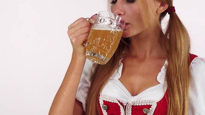 전통 라이프스타일 드레스 옷 행복 문화 음료 휴가 기념 맥주 독일 한명 이벤트 섹시 파티 축제 마시기 알코올 맛 갈증 웨이트리스 서비스 서빙 주말 10월 던들 뮌헨 양조 양조장 옥토버페스트 전국 바이에른 카피스페이스 맛있는 4K MOV 해외동영상 클립영상 1 감정 유럽 컨셉 모션 주류 사람 생활 공백 날짜 종업원 동영상 파일형식