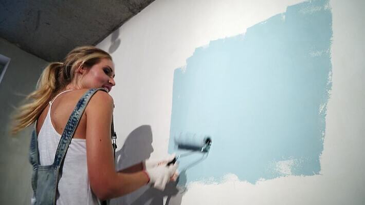 직업 산업 벽 유니폼 가사 노동자 아파트 주택 손잡이 한명 사람 장식 파란색 인테리어 섹시 페인트 방 장비 흰색 기구 공구 잡기 붓 업무 플랫 수리 땅 서비스 그림 롤 롤러 페인트붓 화가 건축업자 복원 업그레이드 4K MOV 해외동영상 클립영상 1 디자인 옷 건축 컬러 컨셉 모션 건물 도구 작업 동영상 파일형식