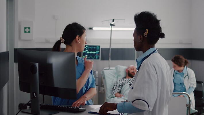 직업 얼굴 유니폼 휴식 노동자 건강 가면 사람 컴퓨터 건강관리 디지털 검은색 진료 방 고통 간호사 의사 침대 업무 도움 질병 토론 외과 병실 거짓말 돌봄 서류판 치유 키패드 4K MOV 해외동영상 클립영상 옷 감정 컬러 가구 컨셉 의학 모션 병원 관리 신체부위 전자제품 사무용품 의료진 작업 동영상 파일형식