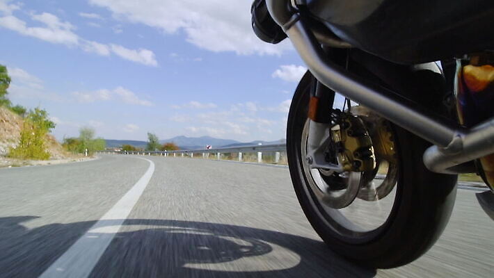 라이프스타일 도로 여행 교통시설 모션 거리 사람없음 야외 금속 자전거 힘 운전 자유 오토바이 시골 바퀴 승차 묘사 속도 순환 느림 모터 라이더 바이크레이서 MOV 해외동영상 슬로모션 클립영상 길 교통 컨셉 재질 촬영기법 생활 바이크 시설 동영상 파일형식