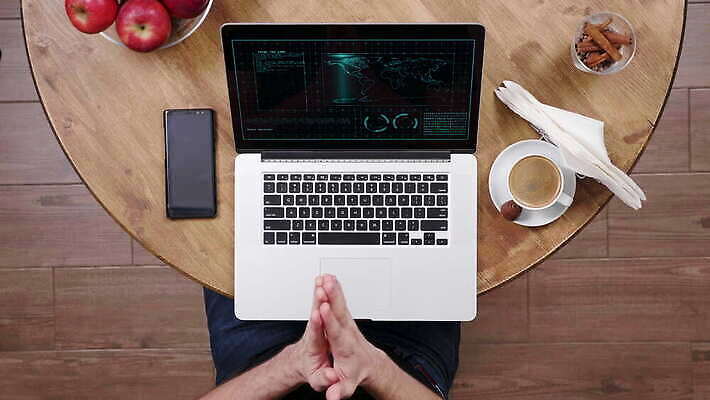 직업 라이프스타일 손 디자인 남자 커피 백그라운드 인터넷 비즈니스 사업가 통신 손가락 탁자 직장 관리 사람 노트북 컴퓨터 사무실 스크린 공책 자료 장비 타이핑 키보드 업무 작업 비즈니스맨 작업실 정상 연결 무선전화기 책상 바쁨 온라인 해커 힙스터 코딩 4K MOV 해외동영상 클립영상 패션 음료 가구 회사 문구용품 생활 신체부위 전자제품 직장인 범죄 전화기 동영상 컴퓨터교육 파일형식