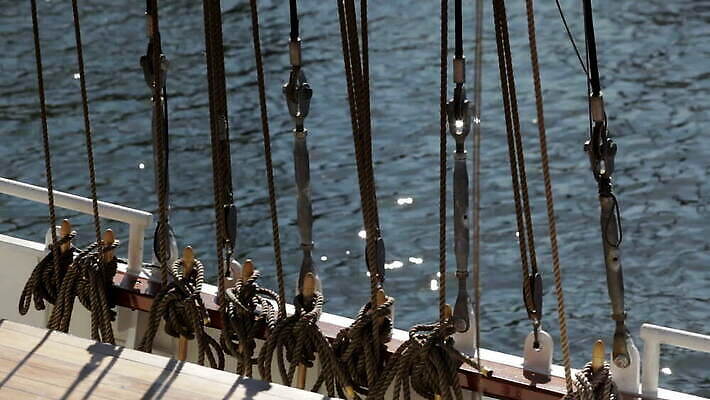 밧줄 바다 여행 요트 바람 항해 사람없음 야외 목재 물 파란색 햇빛 태양 반사 항구 블록 장비 수확 골동품 보트 갑판 함선 돛대 도르래 스톡홀름 옛날 MOV 해외동영상 클립영상 자연요소 나무 줄 컬러 농업 배_교통 재료 교통시설 날씨 동영상 파일형식