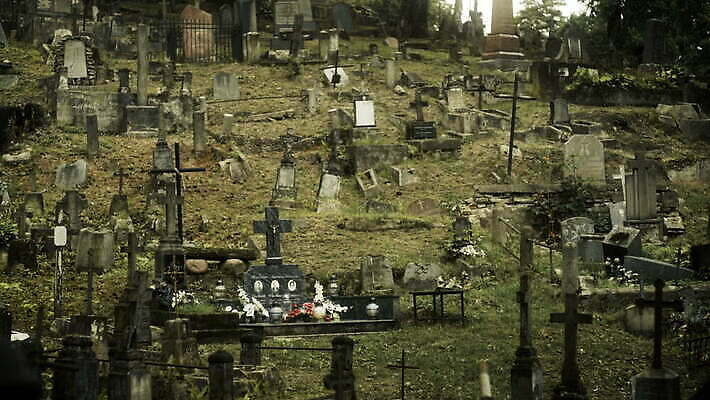 나무 유럽 십자가 스웨덴 사람없음 할로윈 죽음 무덤 잡기 유령 무서움 땅 비석 묘사 러시아 신성 10월 깊이 리투아니아 소비에트 장례식 오싹 4K MOV 해외동영상 클립영상 식물 감정 나라 모션 북유럽 날짜 동영상 파일형식