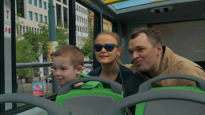 백인 응시 행복 유럽 아들 어린이 여행 가족 엄마 모바일 휴가 버스 세포 3 사람 소년 성인 스마트폰 핸드폰 여행객 도시 비엔나 오스트리아 아빠 승차 셀프카메라 4K MOV 해외동영상 클립영상 서양인 시선 남자 감정 나라 육상교통 관계 모션 대중교통 전자제품 스마트기기 사진촬영 동영상 파일형식