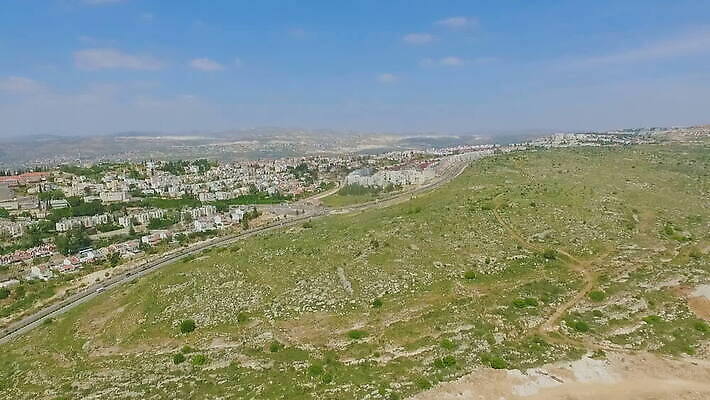 문화 도로 중동 건축양식 모션 자동차 하늘 산 주택 사람없음 건물 가로 마을 시골 도시 언덕 지역 타운 유대인 스카이라인 항공촬영 드론 이스라엘 팔레스타인 수평선 트래킹숏 MOV 해외동영상 클립영상 건축물 건축 나라 길 육상교통 뷰포인트 교통시설 촬영기법 동영상 서아시아 파일형식