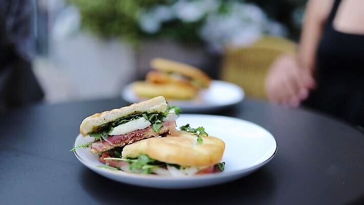 접시 음식 빵 백그라운드 토마토 채소 재료 영국 잉글랜드 치즈 패스트푸드 샌드위치 건강 요리 사람없음 초록색 식사 이탈리아 샐러드 시골 신선 뜨거움 맛 그릴 아침식사 상추 만취 유기농 슬라이스 브런치 토스트 레시피 동영상 점심식사 모짜렐라치즈 채식주의자 카프레제 맛있는 MOV 해외동영상 클립영상 식기 웰빙 유럽 컬러 컨셉 주방용품 유제품 인스턴트 채식 술취함 파일형식