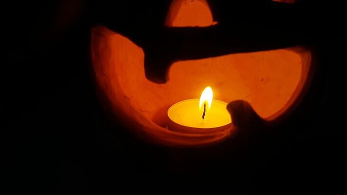 전통 계절 얼굴 백그라운드 오렌지 호박 불 휴가 불꽃 사람없음 장식 빛 검은색 어둠 할로윈 가을 등불 축하 야간 무서움 심볼 잭 목각 10월 나쁜 호러 MP4 해외동영상 클립영상 자연요소 감정 컬러 컨셉 채소 과일 조명 신체부위 날짜 공포 동영상 파일형식