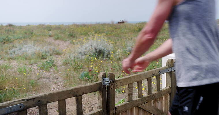 바다 영국 한명 야외 두명 운동복 달리기 조깅 운동 활발 경계선 대문 서식스 4K 트래킹숏 MOV 해외동영상 클립영상 1 옷 유럽 선 컨셉 모션 촬영기법 건강 사람 문 경계 동영상 파일형식 나라