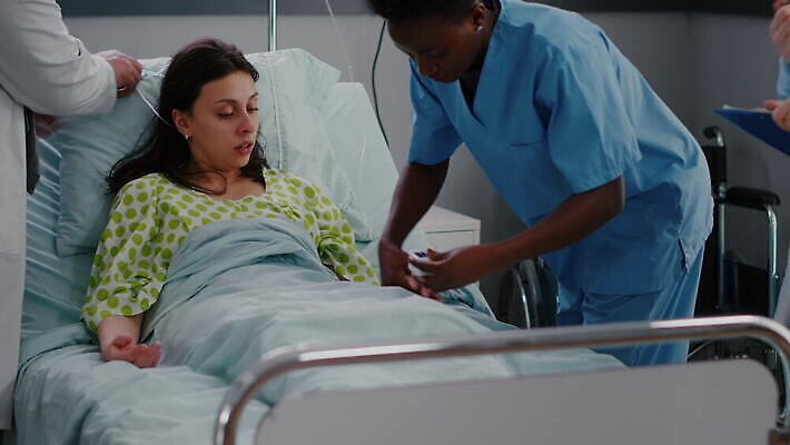 얼굴 건강 병원 가면 마스크 약 건강관리 모니터 방 고통 장비 환자 간호사 의사 하트 침대 긴급 도움 호흡기관 맥박 호흡 질병 간호 확인 감시 병실 산소 거짓말 넣기 돌봄 바이탈 코로나바이러스 4K MOV 해외동영상 클립영상 모양 감정 가구 컨셉 의학 모션 관리 신체부위 컴퓨터 의료진 장기_의학 원소 바이러스 동영상 파일형식