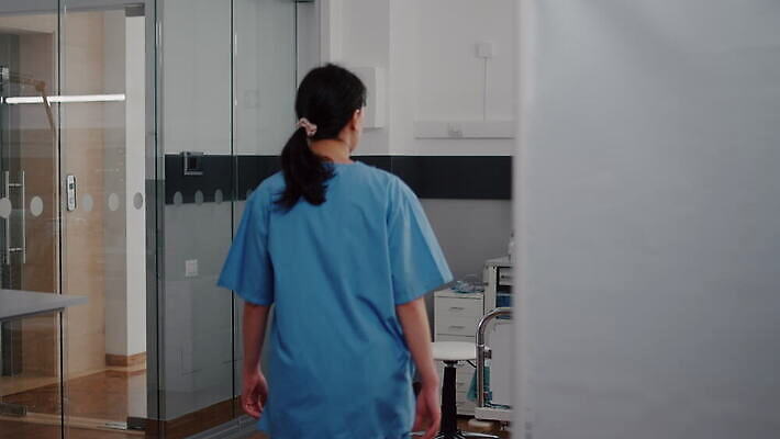 직업 상의 유니폼 실내 건강 병원 말하기 대화 설명 성인 치료 약 검은색 쪽지 듣기 환자 간호사 의사 침대 대접 기록 작업 맥박 질병 토론 확인 약속 감시 방문 병실 소통 거짓말 서류판 증상 치유 4K MOV 해외동영상 클립영상 옷 컬러 가구 컨셉 의학 모션 사람 내부 사무용품 의료진 동영상 파일형식