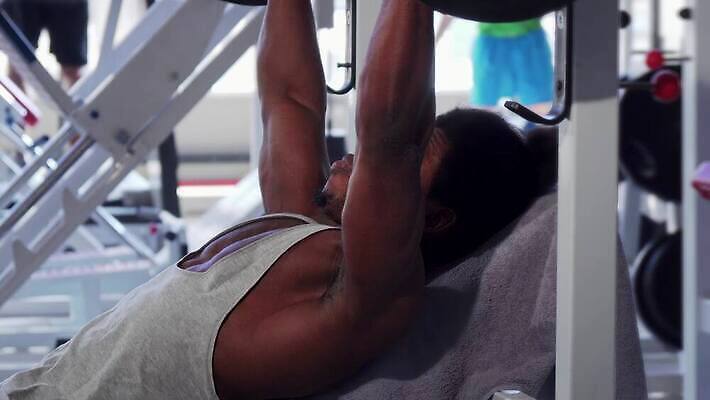 모양 라이프스타일 웰빙 스포츠 운동화 신체 벤치 근육 건강 한명 미소 운동 힘 장비 에너지 무게 몸무게 보디빌더 연습 클럽 체육관 근육질 언론 노력 무거움 궤 돌봄 운동가 힘찬 자극 4K MOV 해외동영상 클립영상 1 신발 컨셉 의자 모션 표정 사람 생활 보디빌딩 몸매 동영상 파일형식