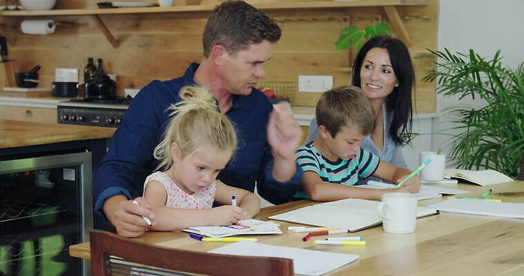 여자 교육 남자 딸 아들 초등학생 어린이 40대 중년 가구 지도 생각 가정 가족 아프리카 탁자 엄마 함께함 실내 앉기 소년 여러명 책 학습 부모 머그컵 도움 아빠 남아프리카 케이프타운 헬프 4K MOV 해외동영상 클립영상 학생 나라 생활용품 다수 컨셉 관계 모션 사람 성인 내부 컵 동영상 남아프리카공화국 파일형식