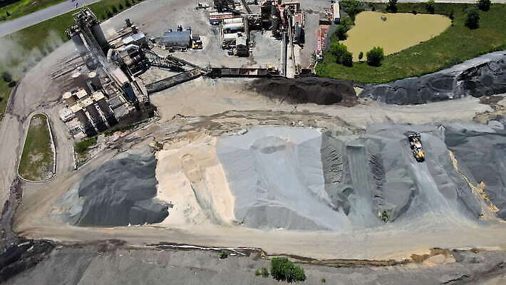 산업 도로 모래 공장 교통시설 사람없음 야외 건물 환경 기계 장비 건설현장 업무 제조 컨테이너 굴착기 언덕 시멘트 수납 섞기 콘크리트 4K MOV 해외동영상 클립영상 건축물 길 교통 공업 건설업 작업 중장비 시설 동영상 파일형식