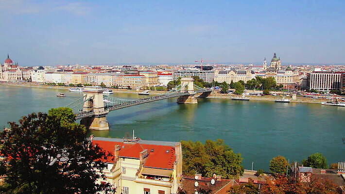 유럽 교통수단 여행 건축양식 모션 자동차 주택 파노라마 사람 사람없음 건물 여름 파란색 도시풍경 여행객 도시 보트 역사 해충 언덕 시티라이프 동쪽 헝가리 랜드마크 부다페스트 조감도 MOV 해외동영상 클립영상 라이프스타일 건축물 계절 건축 나라 육상교통 컬러 교통 배_교통 촬영기법 풍경 벌레 방향 동영상 동유럽 파일형식