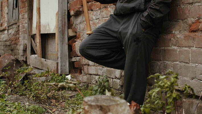 남자 감정 무기 벽 벽돌 거리 돌담 가면 한명 서기 사람 야외 건물 검은색 힘 덮개 분노 도시 폭력 기다림 범죄 위험 공격 박쥐 깡패 나쁜 공격적 4K MOV 해외동영상 클립영상 1 건축물 컬러 컨셉 포유류 모션 담장 뚜껑 돌_바위 사회이슈 동영상 파일형식