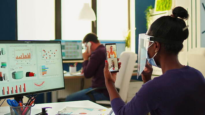 직업 회사 비즈니스 사업가 직장 건강 대화 가면 사람없음 금융 스마트폰 핸드폰 컴퓨터 사무실 헤드폰 외침 작업 비즈니스우먼 그룹 바이러스 보호 종업원 동료 컨설턴트 경영자 예방 부름 멀리 온라인 다민족 영상통화 프리랜서 화상통화 가상 코로나바이러스 뉴노멀 4K MOV 해외동영상 클립영상 여자 음향기기 컨셉 관계 모션 말하기 경제 전자제품 스마트기기 소리 직장인 전문직 상담 리더 통화 동영상 파일형식