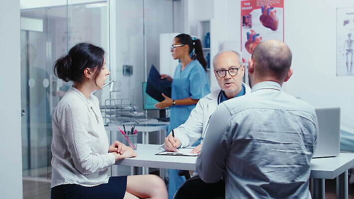 백인 직업 커플 결혼 유니폼 가족 남편 건강 병원 대화 사람 앉기 성인 치료 약 환자 간호사 의사 최고 기다림 뉴스 결과 질병 직원 약속 방문 돌봄 조언 치료사 4K MOV 해외동영상 클립영상 서양인 옷 컨셉 의학 관계 모션 말하기 이벤트 의료진 동영상 파일형식