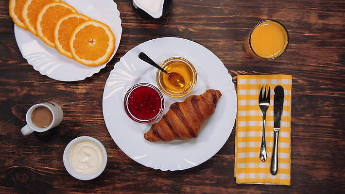 접시 커피 음료 포크 과일 탁자 디저트 치즈 관리 요리 사람없음 주방 식당 숟가락 식사 여러개 카페 빵집 우유 조끼 항아리 칼 닫기 아침식사 잼 굽기 먹기 책상 브런치 버터 토막 점심식사 페스츄리 맛있는 나무배경 4K MOV 해외동영상 클립영상 식기 음식 빵 가구 다수 백그라운드 모션 유제품 수저 상점 외투 도자기 소스_음식 구이 동영상 파일형식