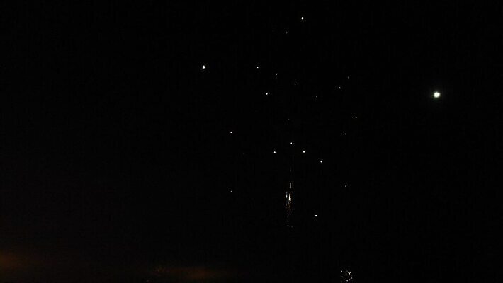 디자인 기념일 행복 백그라운드 크리스마스 하늘 불 추상 휴가 새로움 기념 폭죽 불꽃놀이 이벤트 사람없음 빛 컬러풀 파티 여행객 축제 기쁨 로켓 축하 생일 황금 야간 폭발 보케 쇼 파열 고립 광 진짜 효과 4K MOV 해외동영상 클립영상 자연요소 감정 컬러 컨셉 무늬 놀이 사람 동영상 파일형식