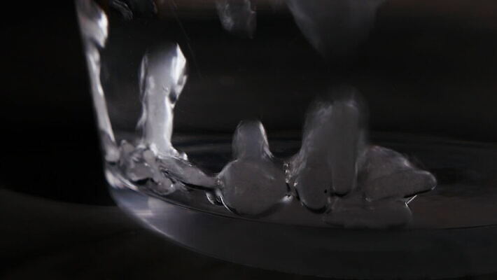 과학 유리 검은배경 추상 실내 건강 실험 사람없음 컵 물 알약 수중 활발 거품 투명 액체 가스 해결 조제 반응 화학물질 4K MOV 해외동영상 클립영상 자연요소 식기 백그라운드 컨셉 무늬 재질 내부 약 검은색 화학 만들기 동영상 파일형식