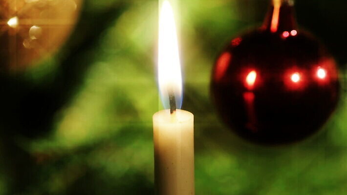 나무 전통 계절 백그라운드 촛불 공 불 휴가 불꽃 전등 주택 기념 요정 따뜻함 사람없음 내부 장식 빨간색 초록색 빛 크리스마스트리 축하 인사 황금 야간 벽난로 노엘 MOV 해외동영상 클립영상 자연요소 식물 컬러 컨셉 크리스마스 초 조명 건물 예절 동영상 파일형식