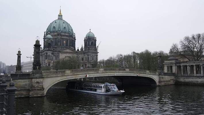 유럽 종교 섬 여행 건축양식 독일 항해 사람없음 건물 물 강 도시풍경 반사 성당 교회 탑 텔레비전 도시 보트 미술관 야간 박물관 베를린 동쪽 통과 랜드마크 수도권 옛날 전국 4K MOV 해외동영상 클립영상 자연요소 건축물 건축 나라 배_교통 종교건축 풍경 전자제품 방향 지역 동영상 파일형식