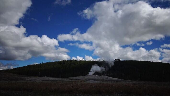 구름 여행 북아메리카 자연 하늘 휴가 파노라마 국립공원 풍경 사람없음 물 세계 여행객 미국 봄 에너지 액체 재산 수증기 숲 폭발 땅 언덕 내추럴 와이오밍 지열 4K MP4 해외동영상 클립영상 자연요소 계절 공원 촬영기법 아메리카 사람 금융 생태계 동영상 파일형식