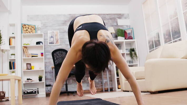 라이프스타일 여자 스포츠 신체 아침 아파트 갈색머리 실내 건강 여러명 운동복 운동 점프 방 정상 보디빌딩 연습 체육관 바디케어 4K MOV 해외동영상 클립영상 주간 헤어스타일 옷 다수 모션 주택 사람 내부 생활 헬스 동영상 파일형식