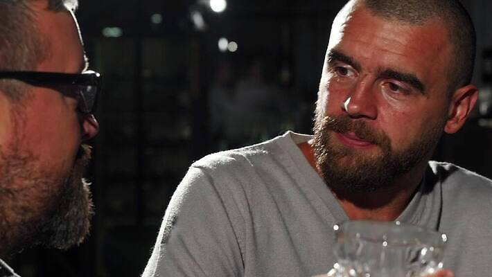 라이프스타일 남자 행복 음료 통신 휴식 기념 사람 이벤트 성인 두명 친구 파티 식당 축제 우정 마시기 축하 알코올 바 비즈니스맨 클래식 고급 클럽 건배 긍정 위스키 채팅 코냑 유흥 4K MOV 해외동영상 클립영상 감정 컨셉 비즈니스 관계 모션 주류 생활 상점 와인 직장인 동영상 파일형식