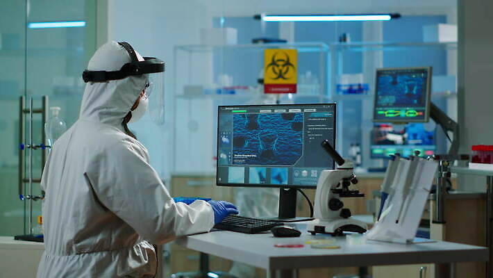 안경 과학 건강 실험 작업복 가면 정장 사람없음 치료 컴퓨터 약 환경 의사 타이핑 작업 실험실 바이러스 보호 생명공학 보호장비 과학자 분석 직원 생물학 하이테크 미생물 혁명 개발 백신 유전 전염병 화학물질 화학자 항생제 코로나바이러스 4K MOV 해외동영상 클립영상 직업 잡화 옷 교육 컨셉 의학 생물 기술 전자제품 장비 의료진 화학 질병 동영상 학자 파일형식